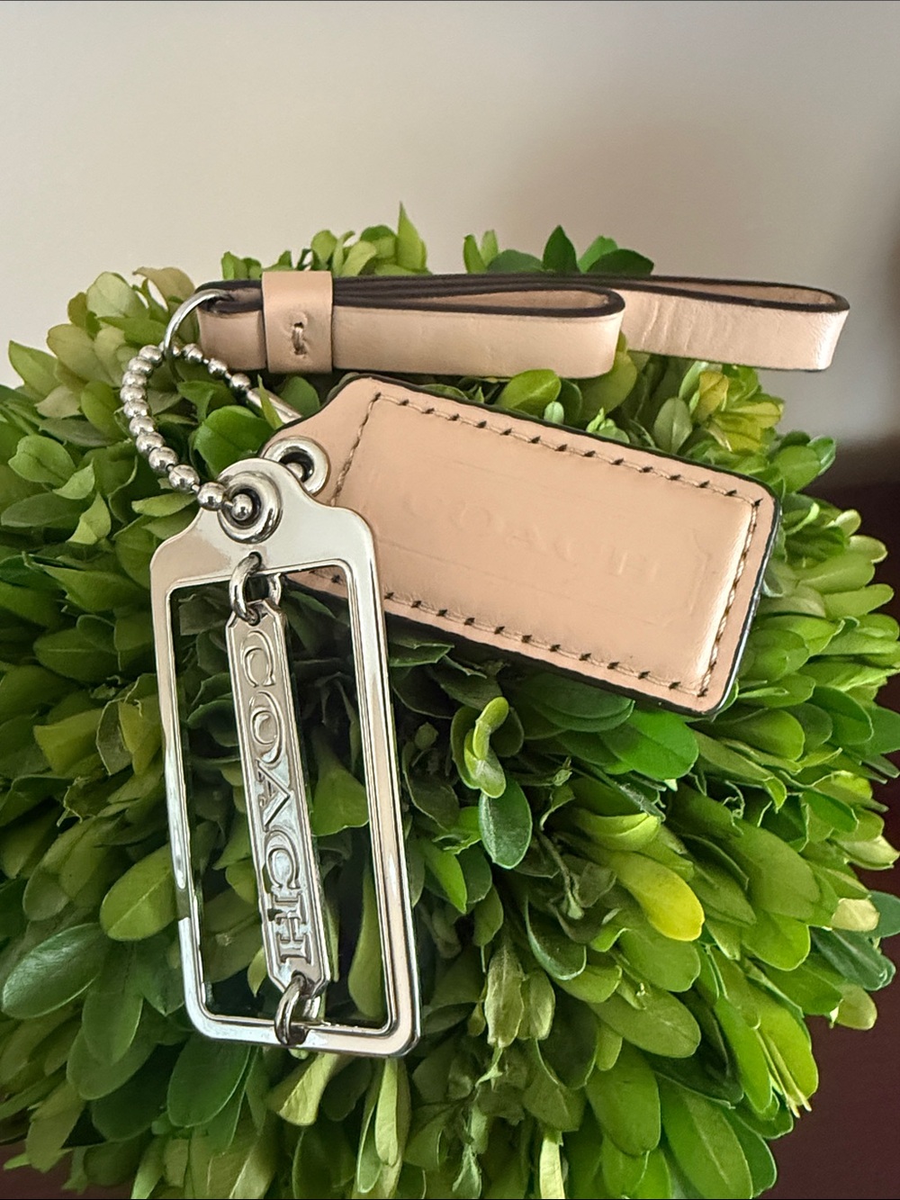 COACH ICONIC 3-PIECE METAL AND TAN LEATHER LOGO HANGTAGS 🌟EUC🌟